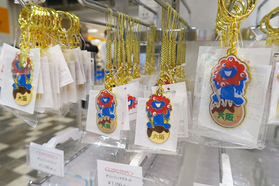 「あべのハルカス店」で販売スタートした万博会場限定キーホルダー(990円〜)など(10月16日/Lmaga.jp撮影)