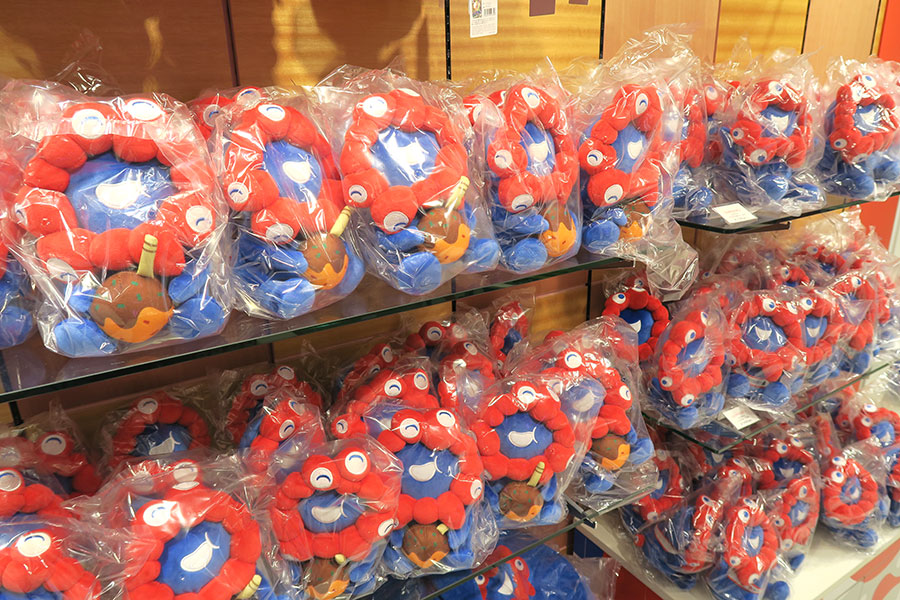 万博会場限定の近鉄グッズ「ミャクミャクたこ焼きぬいぐるみ」(3960円)などが「あべのハルカス店」で販売スタートした(10月16日/Lmaga.jp撮影)
