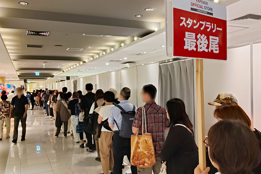 『2025大阪・関西万博オフィシャルストアDEスタンプラリー』大丸梅田店の行列(10月16日・15時20分/Lmaga.jp撮影)