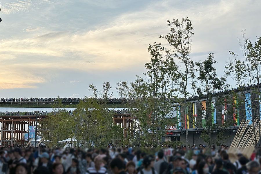 『大阪・関西万博』から見る夕陽を目がけて「大屋根リング」には人がびっしり(9月15日17時30分/Lmaga.jp撮影)