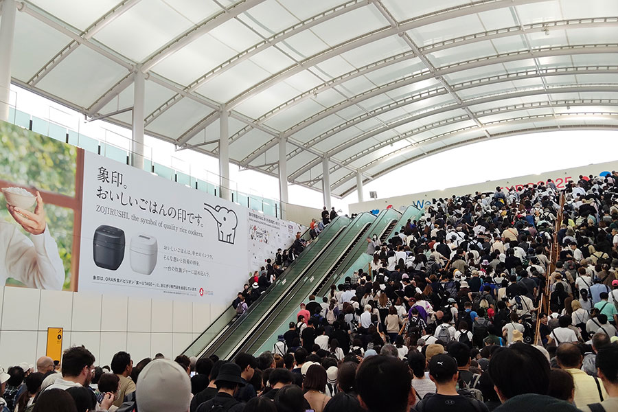 大阪メトロ「夢洲駅」から『大阪・関西万博』東ゲートへ向かう人びと(9月29日・11時40分/Lmaga.jp撮影)