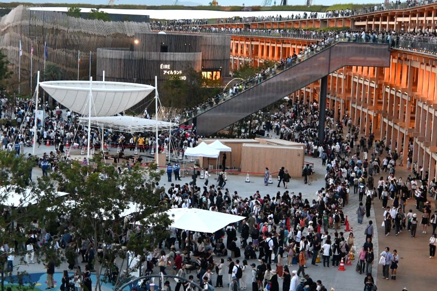 『大阪・関西万博』花火の打ち上げを待つ人びとの様子(9月25日・18時/Lmaga.jp撮影)