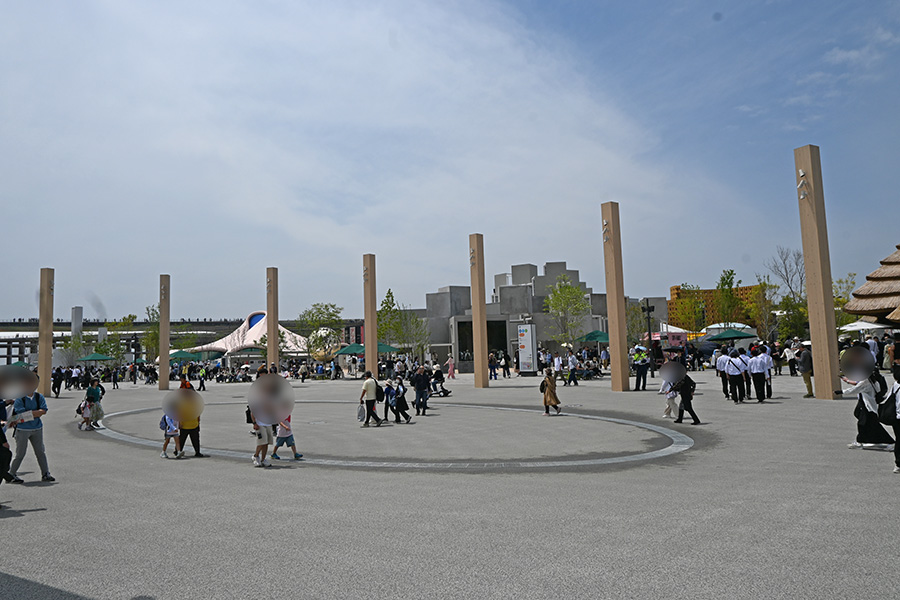 『大阪・関西万博』で15分に1度霧が出る「いのちパーク」を行き交う人びと(5月1日・12時/Lmaga.jp撮影)