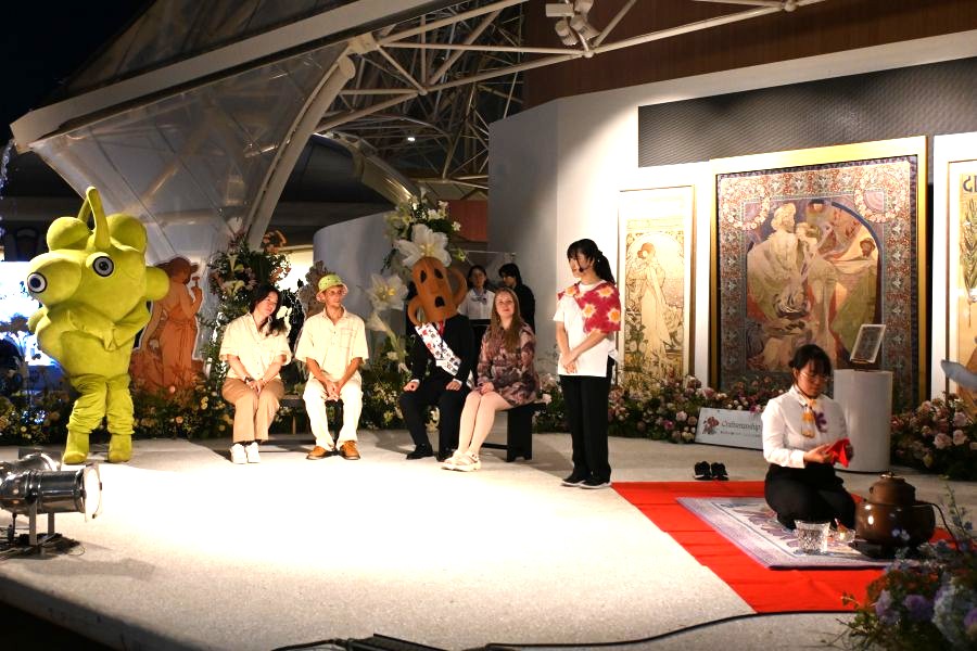 チェコパビリオンのレネはお茶会に参加していました