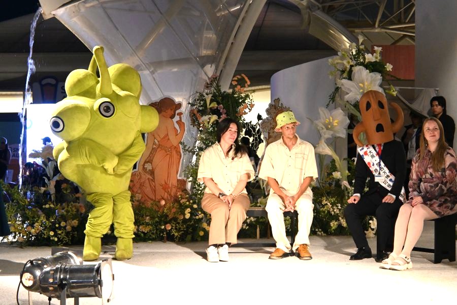 チェコパビリオンのレネは何をしているでしょうか?