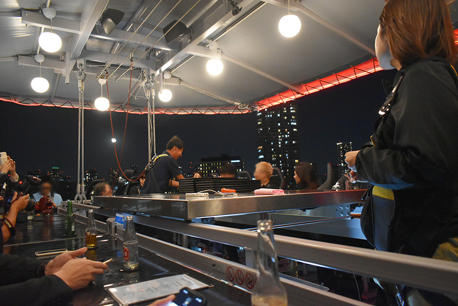 「Dinner in the Sky OSAKA」の中央部にはスタッフ陣の姿が。高所にも関わらず余裕の笑顔で盛り上げてくれた