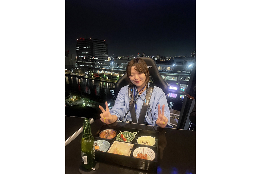 筆者、怖いながらも「Dinner in the Sky OSAKA」で笑顔で写真撮影(引きつってる...?)