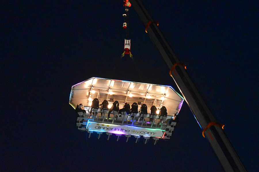 下から見る限りではなんともきらびやか「Dinner in the Sky OSAKA」