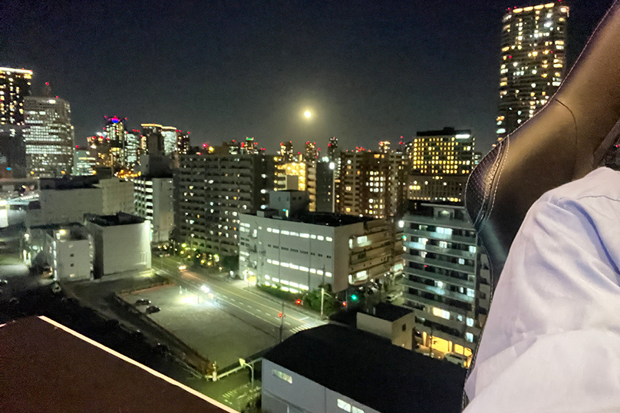 「Dinner in the Sky OSAKA」で大阪の街をバックに写真撮影。スタッフの方にスマートフォンを渡せば撮影もしてくれる