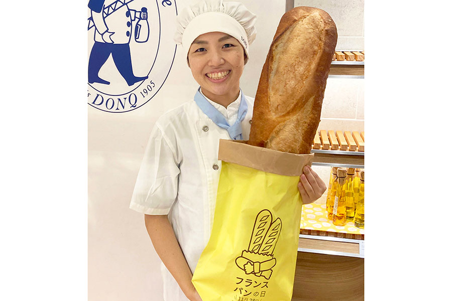 ドンク「フランスパンの日」限定で、通常のバタールの約6.5倍(重量約1.8kg)の巨大フランスパンを持って記念撮影ができる企画も