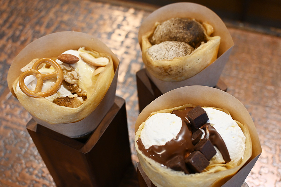 上から時計回りに、「黒糖カラメルとほうじ茶クリーム」、「生チョコとクーベルチュールチョコ生」、「チーズはちみつナッツ生」(各880円)