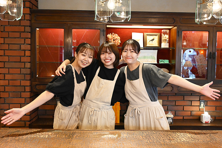 真ん中が「クレープえんどう」店主・遠藤桃華さんと喫茶のスタッフさん