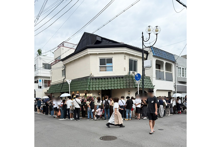 「クレープ喫茶えんどう南田辺店」10月1日オープン前の大行列(C)