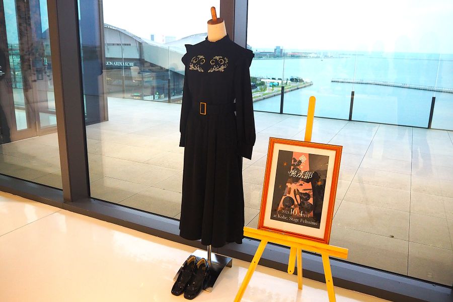 胸元の刺繍の暗号を解読すれば購入できる「フェリシモ」と「トキキル」のコラボ商品「魔法部✕トキキル 猫と月が導く刺しゅうワンピース」(17600円)