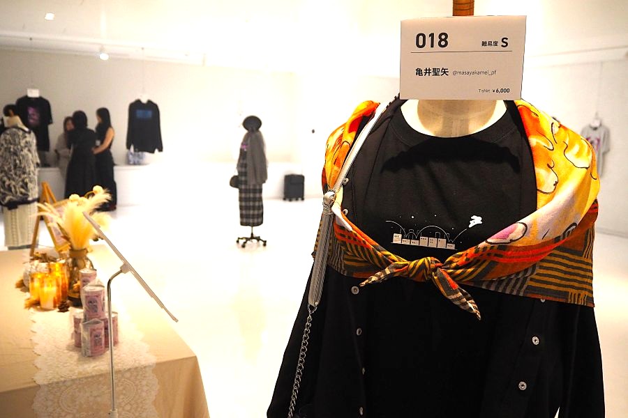 事前体験会では、「トキキル」のトップスに「フェリシモ」商品を合わせたコーディネートも展示された(10月3日・神戸市内)