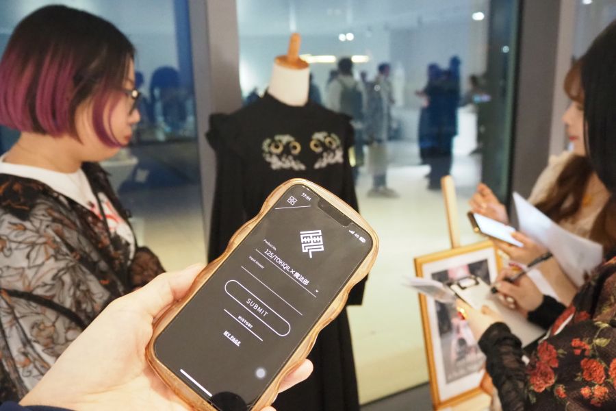 事前体験会の様子。暗号が分かったら「トキキル」専用アプリに入力し、購入画面へ進むことができる(10月3日・神戸市内)