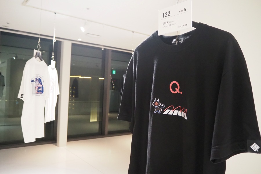 事前体験会には、謎を解かないと購入できない「トキキル」のTシャツなど20種以上が勢揃い(10月3日・神戸市内)