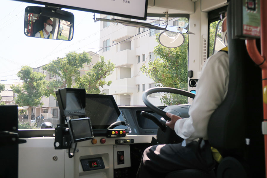 阪神電鉄の「自動運転バス」。運転手がハンドルから手を離して自動運転中(10月1日・Lmaga.jp撮影)