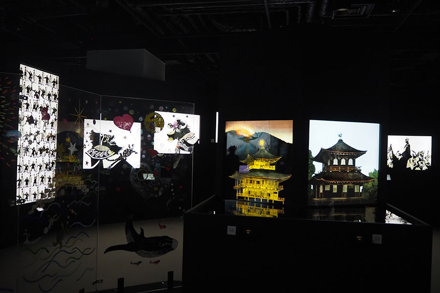 作品下に水を使った展示の『金閣寺』『銀閣寺』(中央)など幻想的な空間が広がる(C)Fujishiro Seiji Museum
