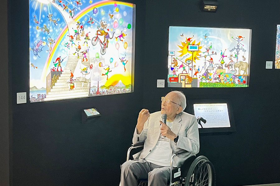 101歳の誕生日に公開された『藤城清治101 アビーと共に生きる』は、明るい未来へ向かっていく希望が描かれていると解説した影絵作家・藤城清治氏(10月21日・大阪市内)