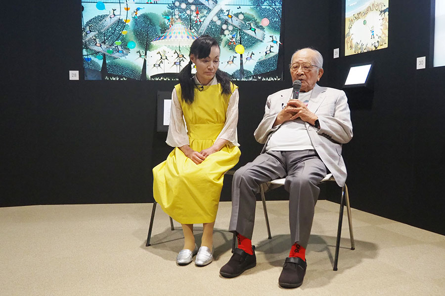 『藤城清治101歳展 生きている喜びをともに』内覧会に出席した(左より)「藤城清治美術館」藤城亜季館長、影絵作家・藤城清治氏(10月21日・大阪市内)