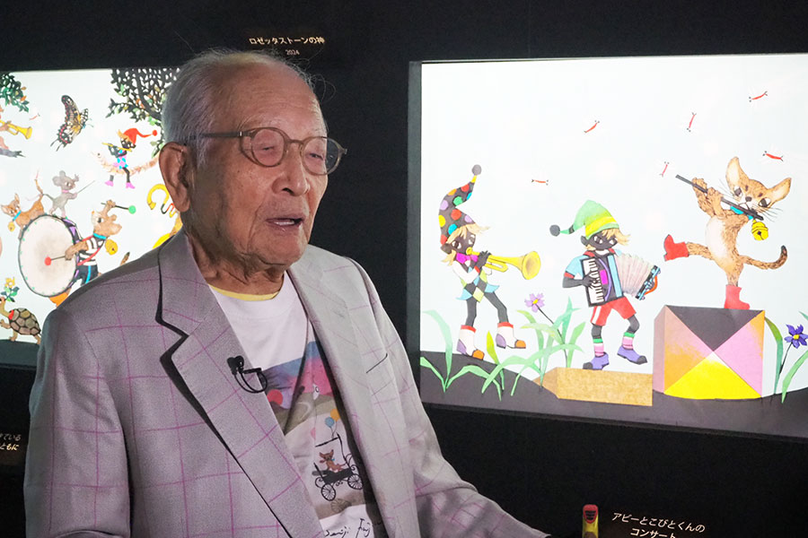 影絵作家・藤城清治氏、100歳以降の新作にも愛猫や自身の分身でもあるこびとが描かれている(10月21日・大阪市内)
