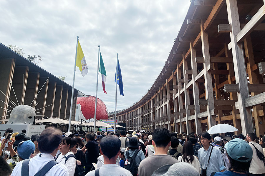 閉幕間際の10月10日、人気のイタリア館前は大混雑(Lmaga.jp撮影)