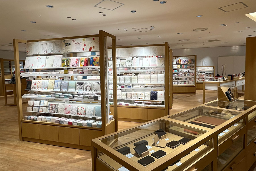広々とした「伊東屋 うめだ阪急店」店内