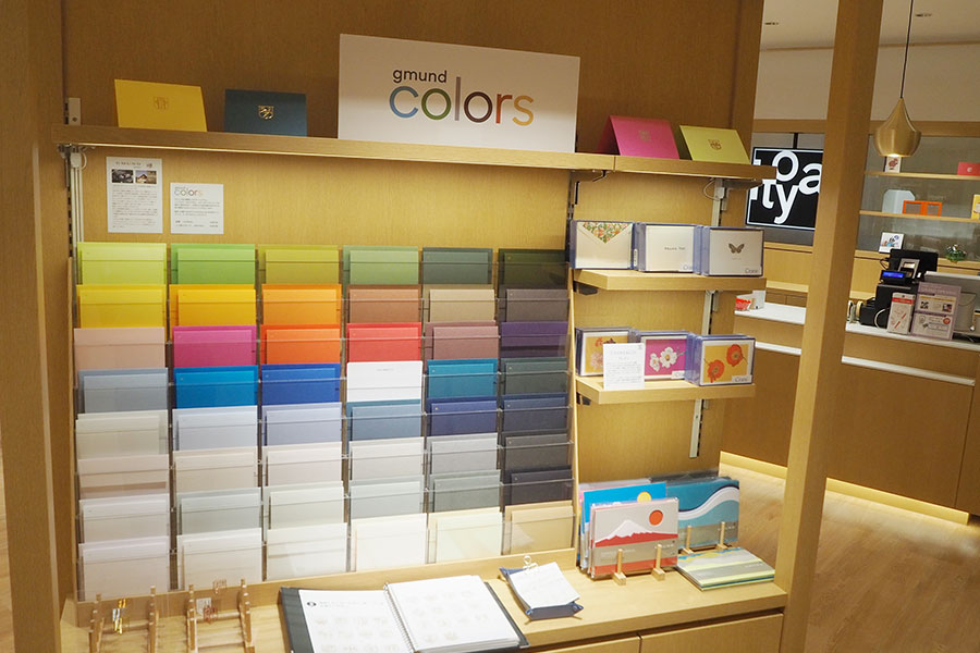 関西店舗に初導入、ドイツ・グムンド社カードに刻印を箔押しするサービス「マイエンブレムミニ」(1枚・748円~)
