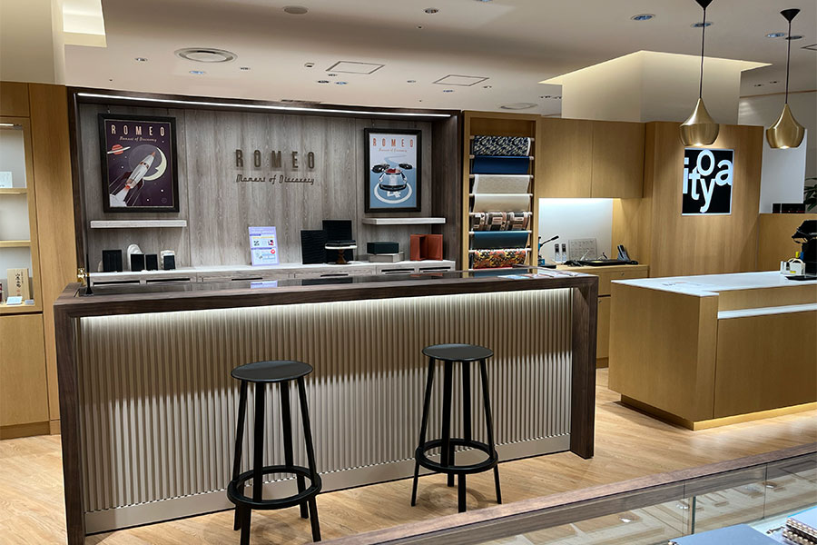 オリジナルブランド「ROMEO」のコーナー、カウンター席でじっくり見くらべを