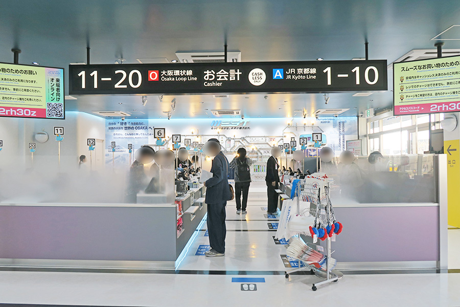 「2025大阪・関西万博 会場内 オフィシャルストア西ゲート店 JR西日本グループ」店内の様子(4月9日/Lmaga.jp撮影)