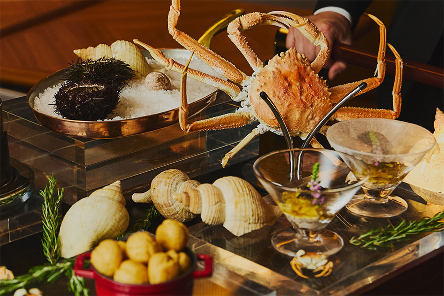 「大阪ステーションホテル」(大阪市北区)では、ワゴンサービスで蟹の前菜が提供される