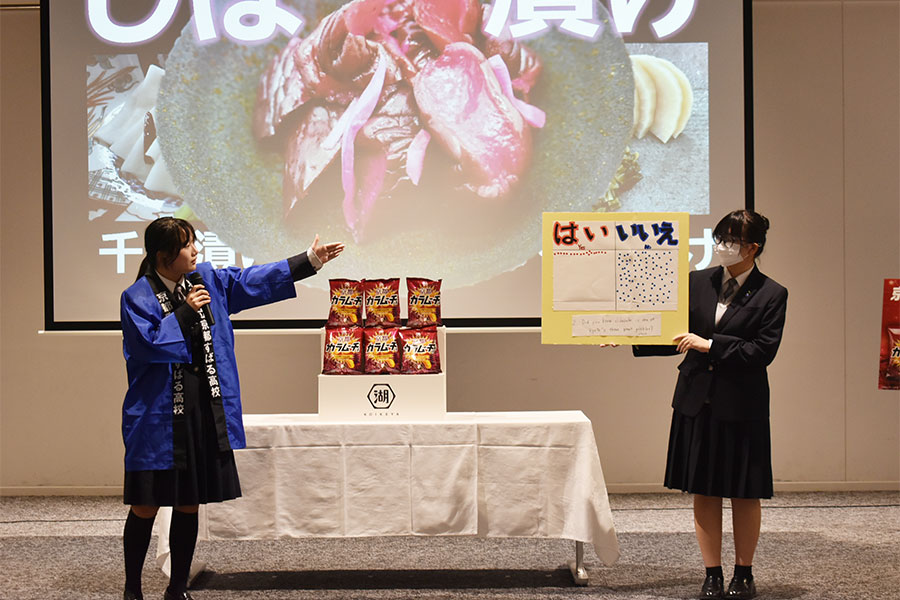 「京都カラムーチョ」完成発表会の様子、街頭調査も試みた生徒たち(撮影:Lmaga.jp)
