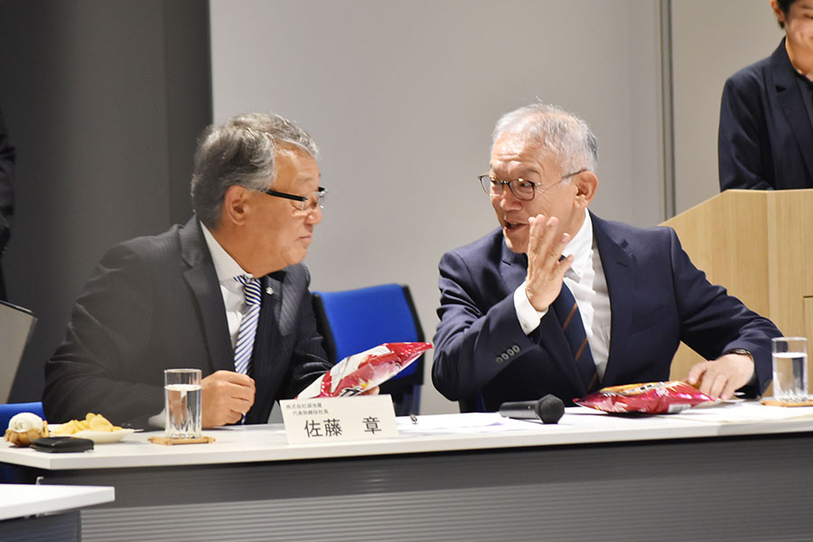 左から湖池屋 代表取締役社長 佐藤章氏、京都すばる高等学校 貴島良介校長(撮影:Lmaga.jp)