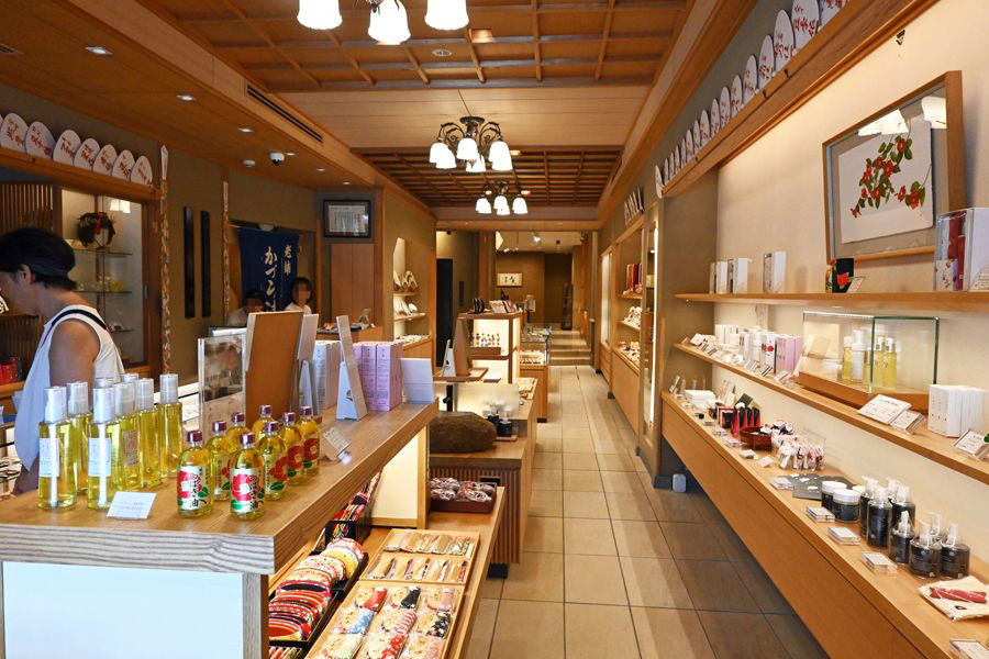 店内には美しいかんざしなどの髪飾りがならびます