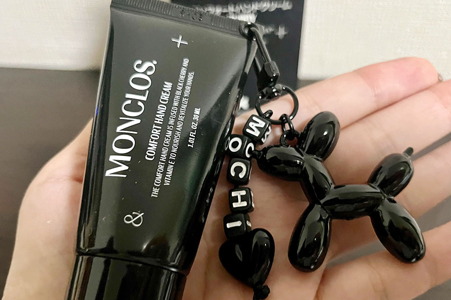 ヘアケアブランド『MONCLOS』のキーリングハンドクリーム。パピーやハート、リボンの形をかたどったチャームがついている