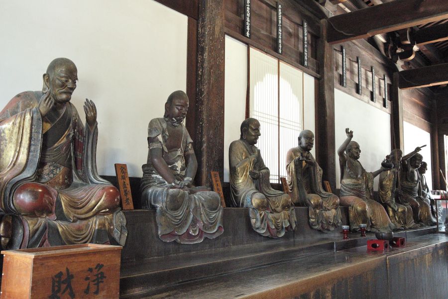 両側に十八羅漢像が並ぶ本堂