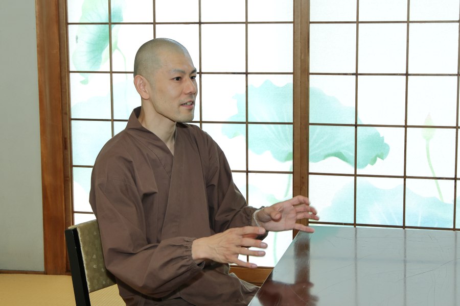 毎日、早朝から「麻腐」を練るのが日課。「練りたての豆腐はおいしいでしょ」と普茶料理を食べにきた参拝客らと交わす会話も楽しいと言う、秦さん