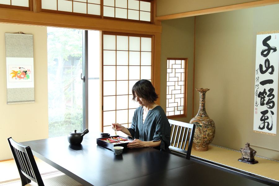 ゆったりした空気が流れるお部屋で普茶料理を楽しめる。各部屋のさまざま調度品も興味深い