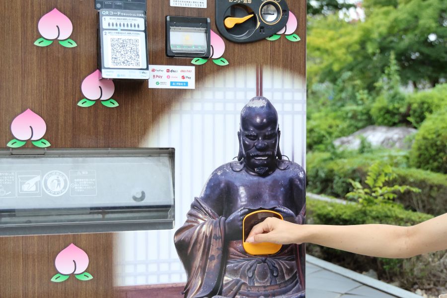 境内にある自動販売機のおつりは、お釈迦様の顔の位置からもらう仕様