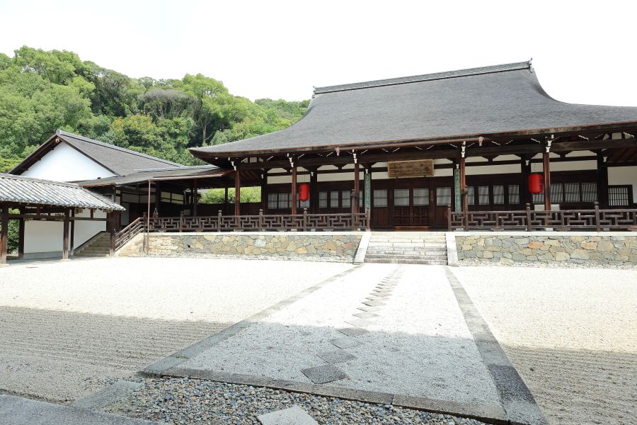 中は見学できないが、建築として非常にユニークな法堂
