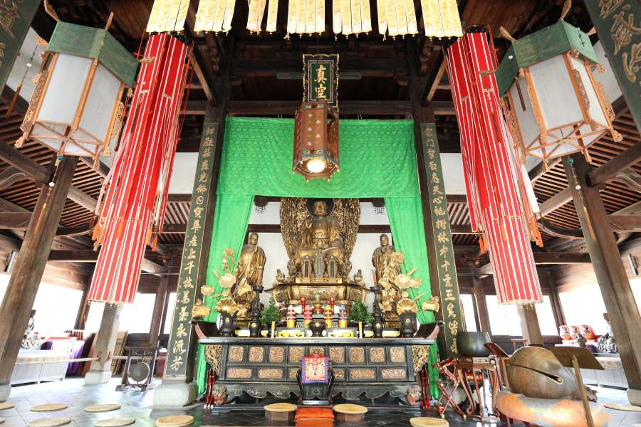 天井の高い本堂での法要はかなり迫力がありそう