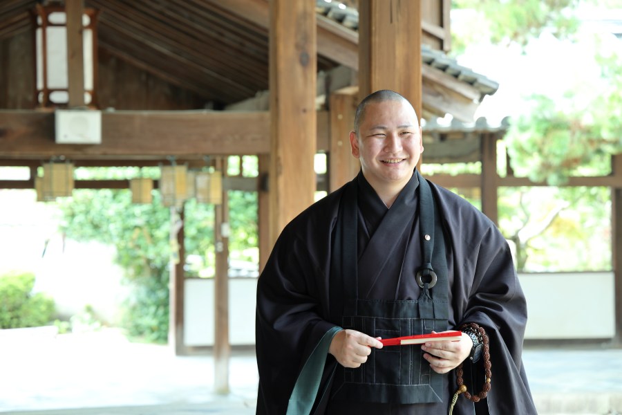 広い境内を案内してくれた黄檗宗大本山萬福寺・主事の岡崎さん