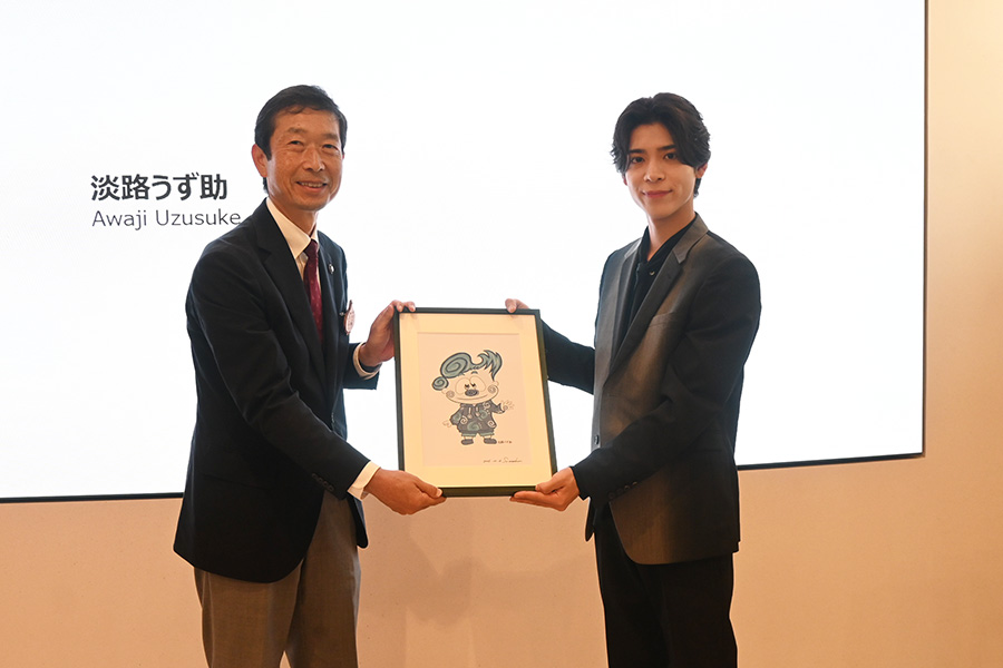 左から、「うずしおビジョン」の除幕式に登壇した南あわじ市長守本憲弘氏とtimelesz・松島聡(10月16日・道の駅うずしお)