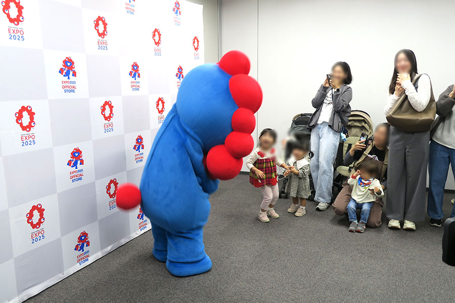 「堂島アバンザ」で実施されたミャクミャク撮影会の様子(10月24日/大阪市北区)