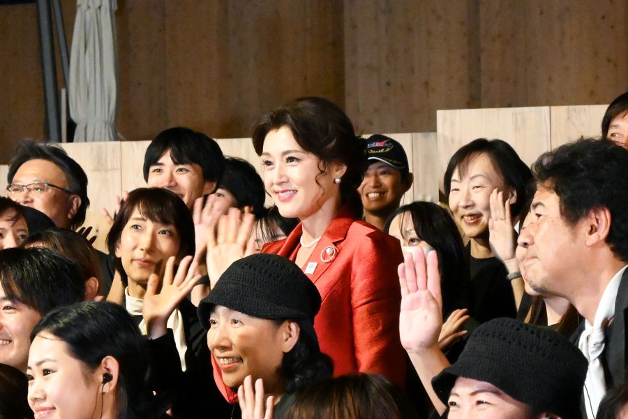 日本館スタッフと藤原紀香(10月13日 大阪・関西万博)