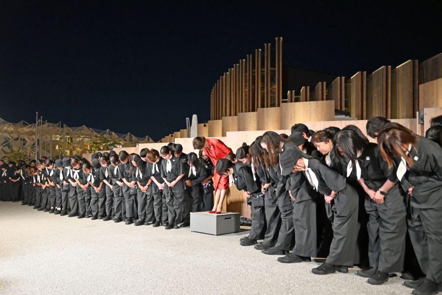 日本館スタッフと藤原紀香(10月13日 大阪・関西万博)