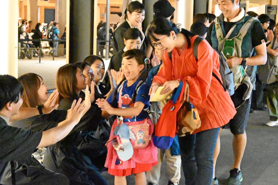 日本館スタッフとハイタッチ(10月13日 大阪・関西万博)
