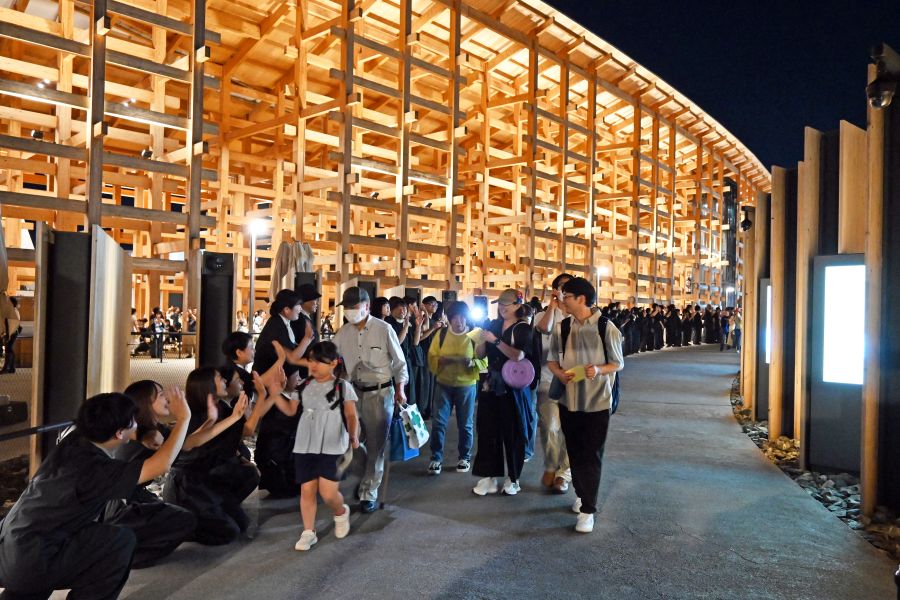 日本館スタッフとハイタッチ(10月13日 大阪・関西万博)