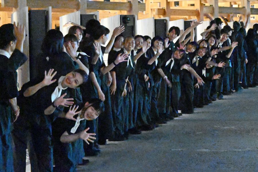 笑顔で並んだ日本館スタッフ(10月13日 大阪・関西万博)